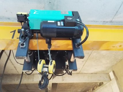 photo of electric hoist