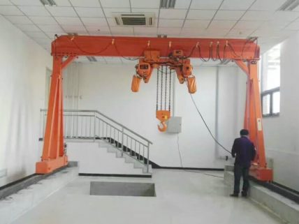 Mobile gantry crane with hoist